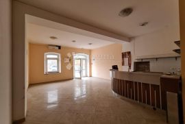 Poslovni prostor u centru grada!, Pula, Commercial property