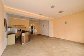 Poslovni prostor u centru grada!, Pula, Commercial property