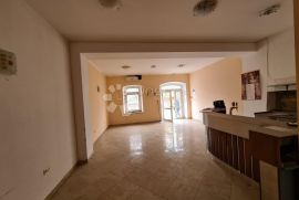 Poslovni prostor u centru grada!, Pula, Commercial property