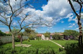 Poslovno-stambeni objekt na brežuljku sa prekrasnim pogledom na more!!!, Medulin, House