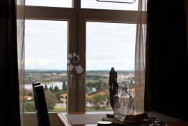 Poslovno-stambeni objekt na brežuljku sa prekrasnim pogledom na more!!!, Medulin, Haus