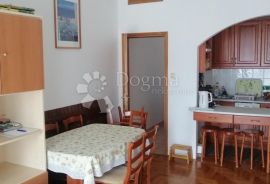 Selce - apartman u centru, 60 metara od plaže, Crikvenica, Appartamento