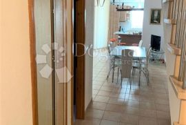 ROVINJ – atraktivna kuća na odličnoj lokaciji s velikom okućnicom, Rovinj, House