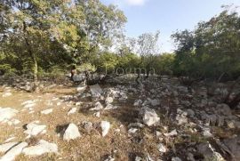 Okolica Vrbnika, prodaja 8000 m² poljoprivrednog zemljišta s ruševinom idealnog za glamping!, Vrbnik, Arazi