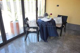 Apartmanska vila 200 metara od mora, Medulin, بيت