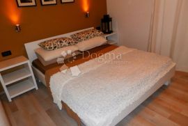 Apartmanska vila 200 metara od mora, Medulin, بيت