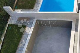 VILA SA 4 APARTMANA, 2 BAZENA, 200 metara od mora, Malinska-Dubašnica, House