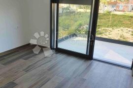 VILA SA 4 APARTMANA, 2 BAZENA, 200 metara od mora, Malinska-Dubašnica, Дом