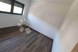 VILA SA 4 APARTMANA, 2 BAZENA, 200 metara od mora, Malinska-Dubašnica, Дом