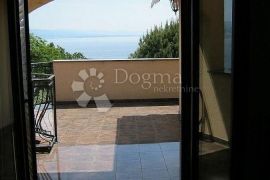 VILLA SA BAZENOM U IČIĆIMA, 350 m², 1050 m² okućnice, Opatija - Okolica, Maison