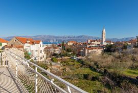 Supetar, kuća s vrtom u jezgri, blizina mora, Supetar, Kuća