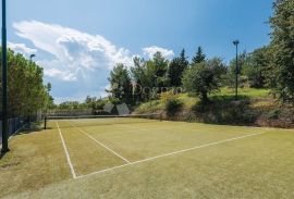 Dvije kuće sa bazenom i teniskim igralištem na imanju od 10 500 m²!, Drniš, Kuća