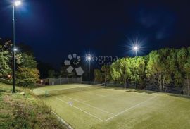 Dvije kuće sa bazenom i teniskim igralištem na imanju od 10 500 m²!, Drniš, Casa