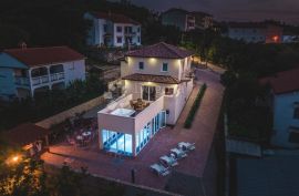 PREKRASNA VILLA SA UNUTARNJIM BAZENOM, Dobrinj, بيت