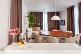 Luksuzna villa sa unutarnjim i vanjskim bazenom uz more!, Trogir, House