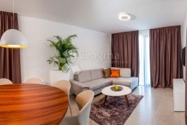 Luksuzna villa sa unutarnjim i vanjskim bazenom uz more!, Trogir, House