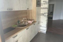 Prostrani apartman u prizemlju sa 400 m² okućnice, Malinska-Dubašnica, Daire