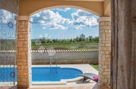 Kamena vila sa bazenom i s prostranim pogledom na zelenilo, Marčana, بيت
