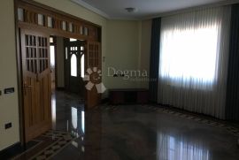 Prodaja Vile s bazenom, Mlinovi, 985 m², Podsljeme, Famiglia