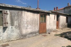 Dvije kamene kuće sa 4 pomoćna objekta, Barban, House