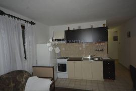 Prodaje se kuća sa 7 apartmana i poslovnim prostorom, Omišalj, Famiglia