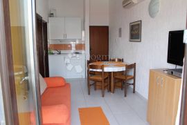 Baška, Apartmanska kuća na 30 m od mora, Baška, House