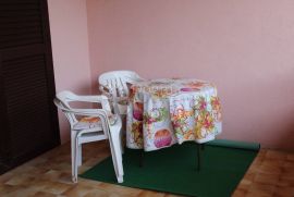 Baška, Apartmanska kuća na 30 m od mora, Baška, House