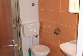 Baška, Apartmanska kuća na 30 m od mora, Baška, House