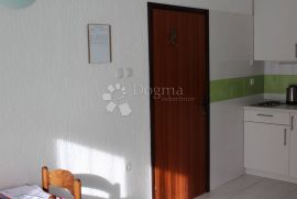 Baška, Apartmanska kuća na 30 m od mora, Baška, House