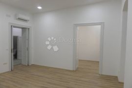 Uredi / sobe za najam u samom centru grada, Rijeka, Appartement