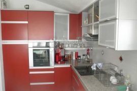 MARINIĆI 370 m², kuća sa 3 stana, Viškovo, House