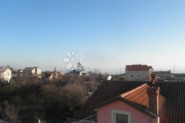 MARINIĆI 370 m², kuća sa 3 stana, Viškovo, House