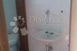 UREDSKI PROSTOR U VOLOSKU 30 m² NAJAM, Opatija, Ticari emlak