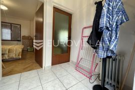 Senj, kuca 115 m2 u blizini centra grada s dva stana, Senj, Casa