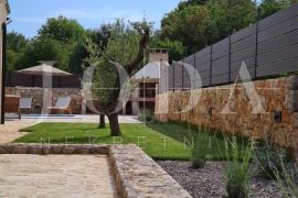 Samostojeća villa s bazenom na mirnoj lokaciji, Dobrinj, Kuća