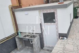 Kostrena, odlična nekretnina 2S+DB, konoba i ljetna kuhinja!, Kostrena, Appartement