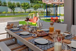 MARINA KOD TROGIRA – LUXUZNE VILLE LUCY ***** VILLA CHERRY, Marina, Casa