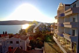 Hotel s 26 soba s pogledom na otoke uz plažu, Split, Maison