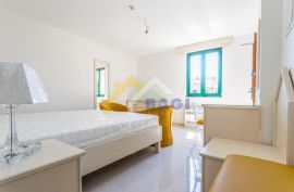 HOTEL kod Šibenika- 12 soba, renoviran u blizini svih atraktivnosti, Šibenik, House