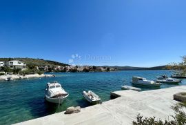 ŽABORIĆ, lijepo uređena kuća s predivnim pogledom na more, Šibenik - Okolica, Haus