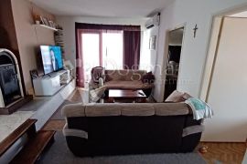 Etaža kuće sa okućnicom, Sali, Appartement