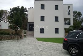 OTOK KRK, MALINSKA - Apartman u prizemlju sa okućnicom 100 m od mora, Malinska-Dubašnica, Appartment