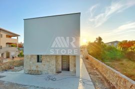 Maslenica, vila s bazenom, 600m od mora, Jasenice, House