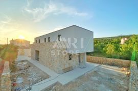 Maslenica, vila s bazenom, 600m od mora, Jasenice, House