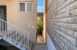 Kuća s 3 apartman, Tisno, بيت