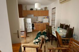 Kuća s 3 apartman, Tisno, Kuća