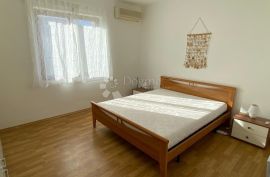 Kuća s 3 apartman, Tisno, Kuća