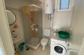 Kuća s 3 apartman, Tisno, بيت