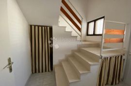 Kuća s 3 apartman, Tisno, Σπίτι