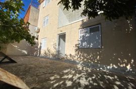 Kuća s 3 apartman, Tisno, بيت